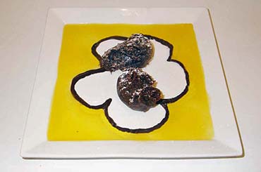 Chocolade oliebollen met  coulis van abricozen